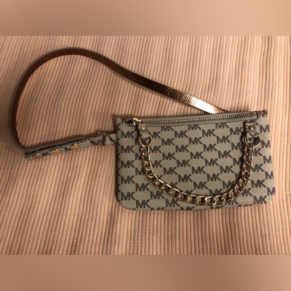 Michael Kors Waist Fanny Pack Medium like new condition with gold drop chain